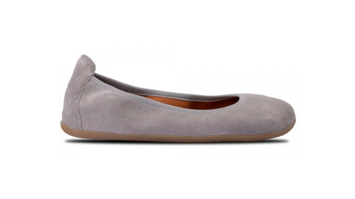 Barfußballerina, Seitenansicht außen. Geschlossener Schuh mit tiefer Öffnung, geschlossene Zehen, geschlossener Fersenbereich, flache flexible Sohle, breite Zehenbox.