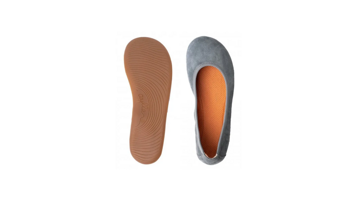 Barfußschuh, Ansicht von unten. Profilierte Laufsohle, flacher Fersenbereich, durchgehende flexible Sohle.