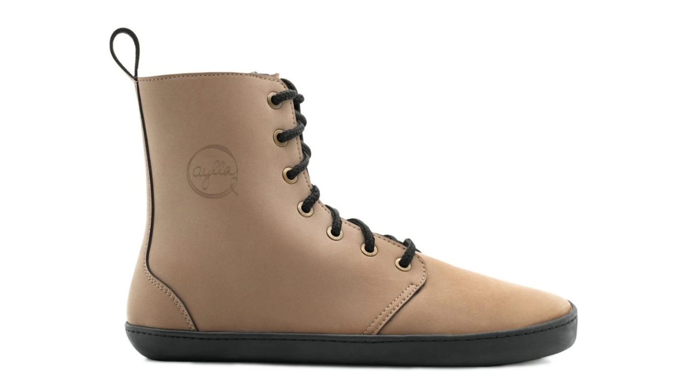 Barfußstiefel, knöchelhoch, Seitenansicht außen. Geschlossener Schuh mit Schnürung, geschlossene Zehen, geschlossener Fersenbereich, flache flexible Sohle, breite Zehenbox.