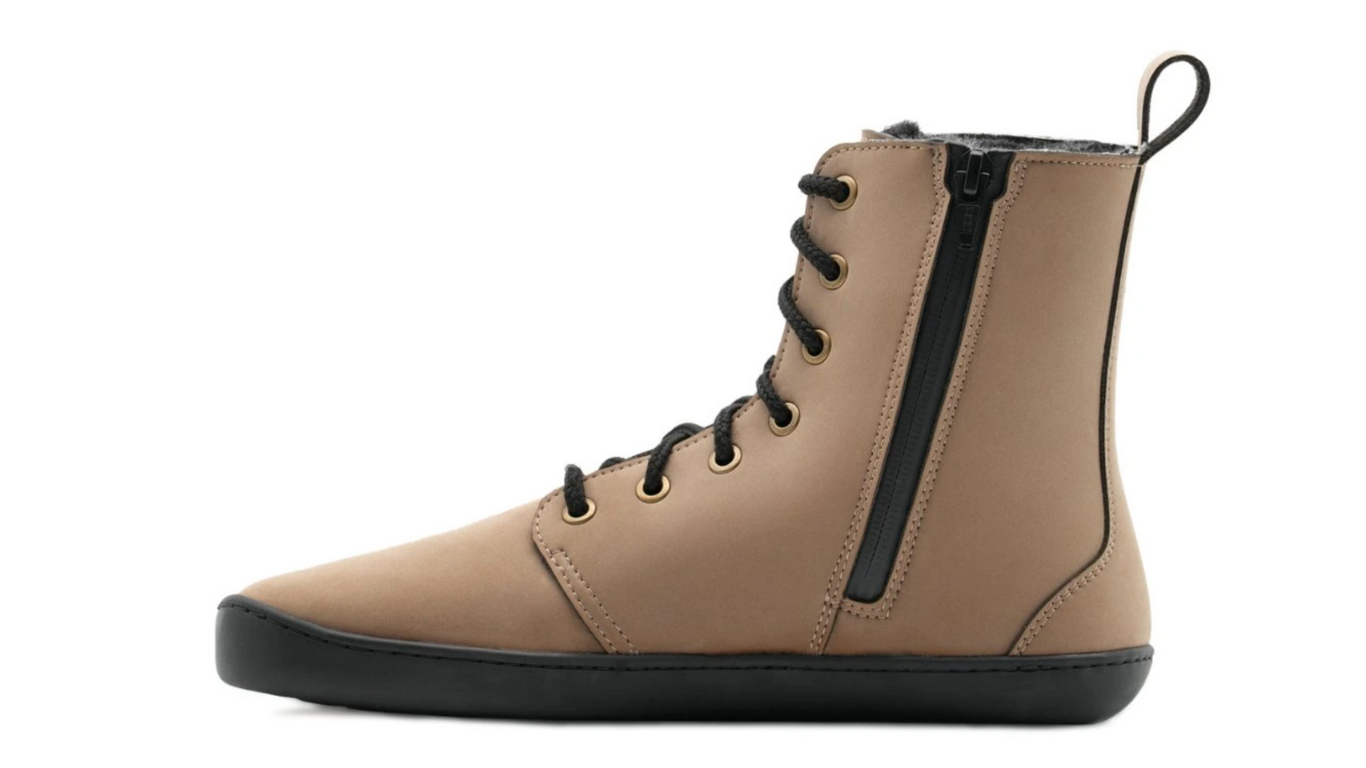 Barfußstiefel, knöchelhoch, Seitenansicht innen mit Reißverschluss. Geschlossener Schuh mit Schnürung, gleichmäßige Schafthöhe, breite Zehenbox, flache flexible Sohle.