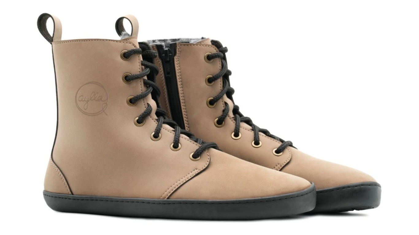 Barfußstiefel als Paar, schräge Vorderansicht. Symmetrische Form, geschlossene Zehen, geschlossener Fersenbereich, flache flexible Sohle.