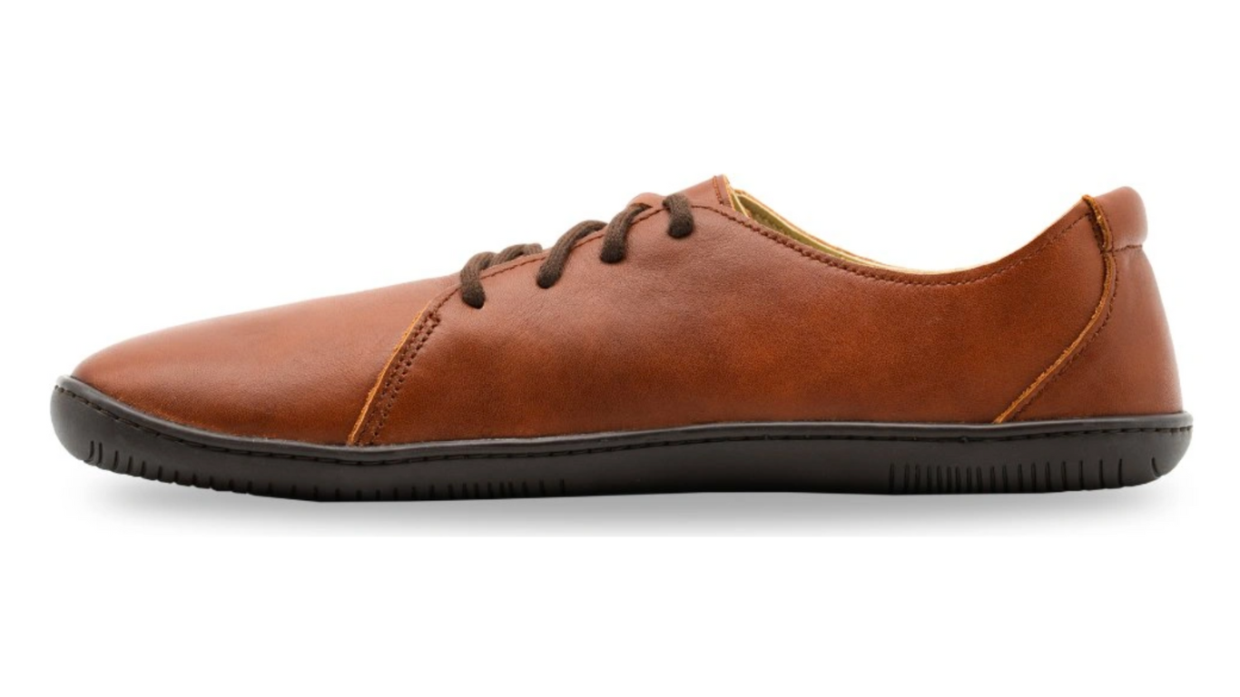 Barfußschuh für Erwachsene mit breiter Zehenbox, geschlossenem Zehenbereich, geschlossener Ferse, Schnürung, flacher flexible Sohle, Seitenansicht innen.