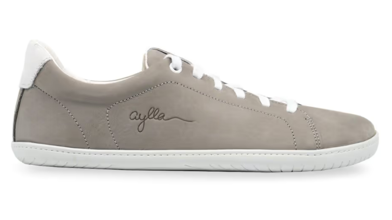 Barfußschuh für Erwachsene mit breiter Zehenbox, geschlossenem Zehenbereich, geschlossener Ferse, Schnürung, flacher flexible Sohle, Seitenansicht außen.