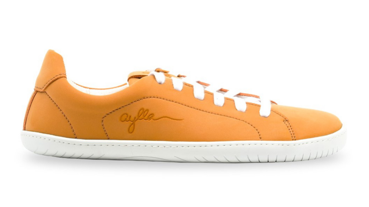 Barfußschuh, Seitenansicht außen. Geschlossener Schuh mit Schnürung, breite Zehenbox, flexible flache Sohle.