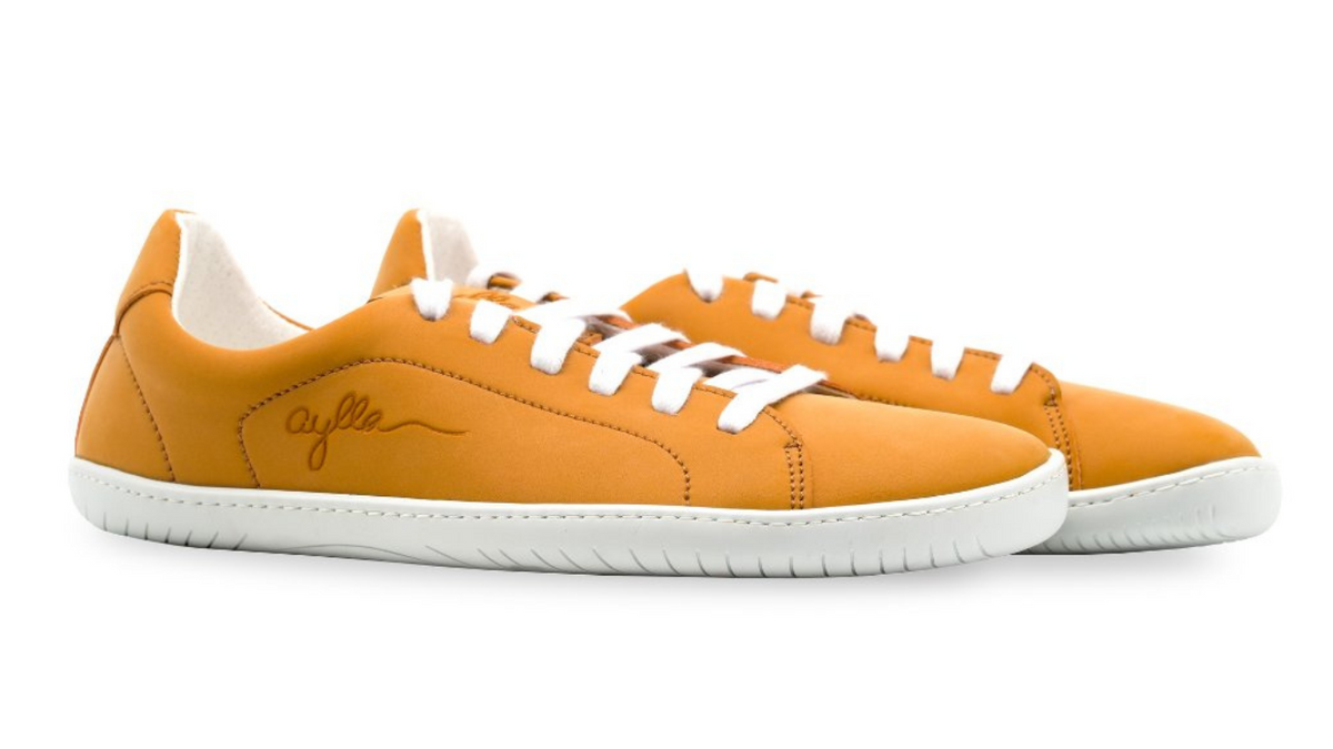 Barfußschuh als Paar, schräge Vorderansicht. Geschlossener Schuh mit Schnürung, gleichmäßige Sohlenhöhe.