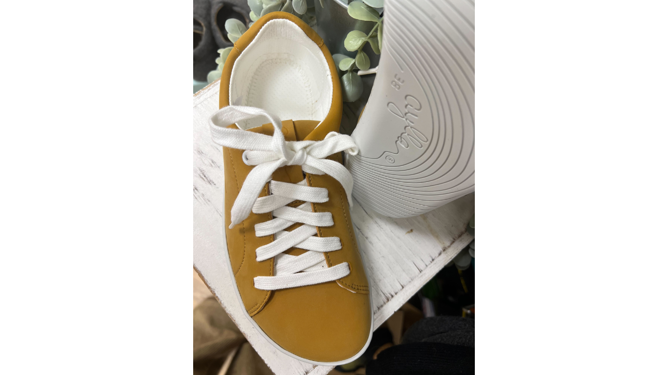 Barfußschuh im getragenen Zustand, Draufsicht. Geschlossener Schuh mit Schnürung, Fuß im Schuh sichtbar.