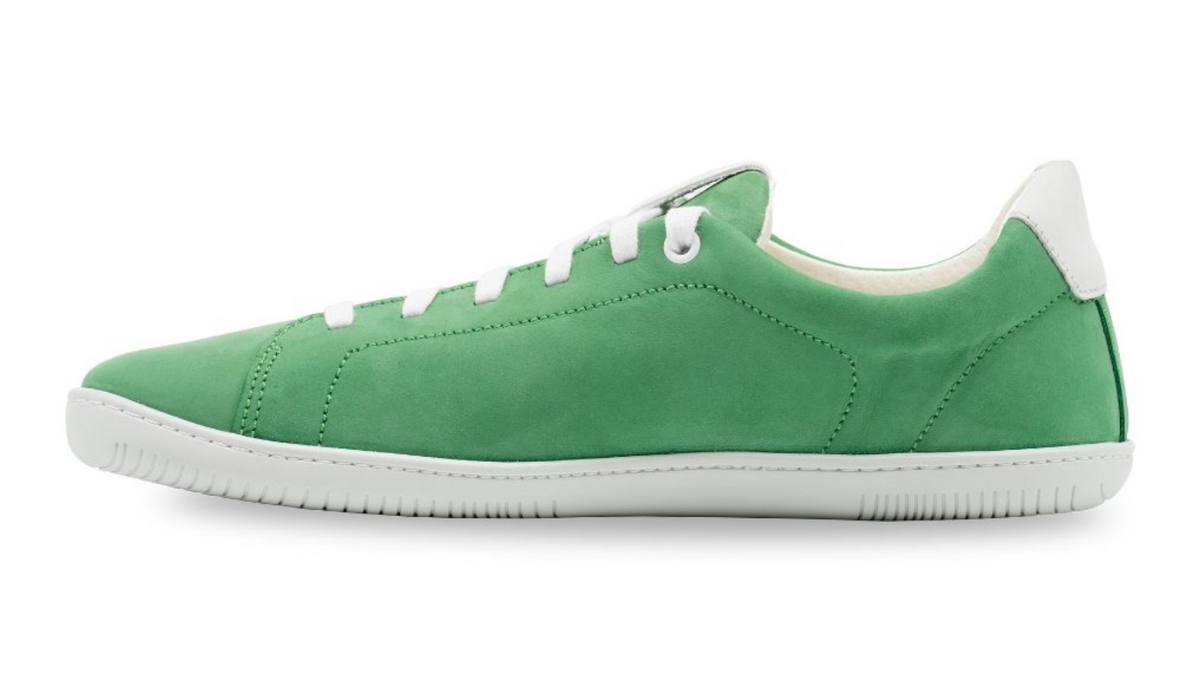 Barfußschuh für Erwachsene mit breiter Zehenbox, geschlossenem Zehenbereich, geschlossener Ferse, Schnürung, flacher flexible Sohle, Seitenansicht innen.