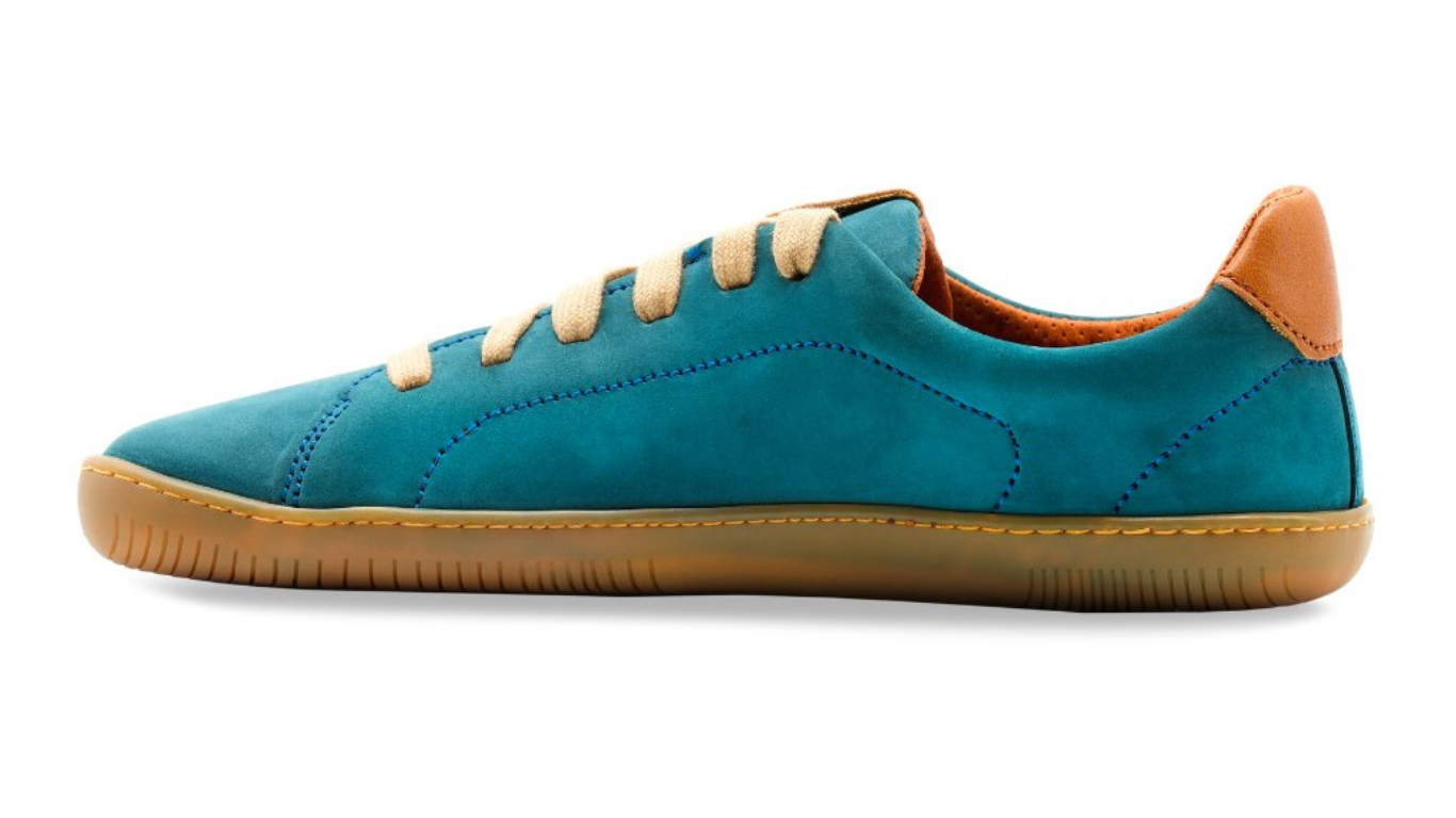 Barfußschuh für Erwachsene mit breiter Zehenbox, geschlossenem Zehenbereich, geschlossener Ferse, Schnürung, flacher flexible Sohle, Seitenansicht innen.