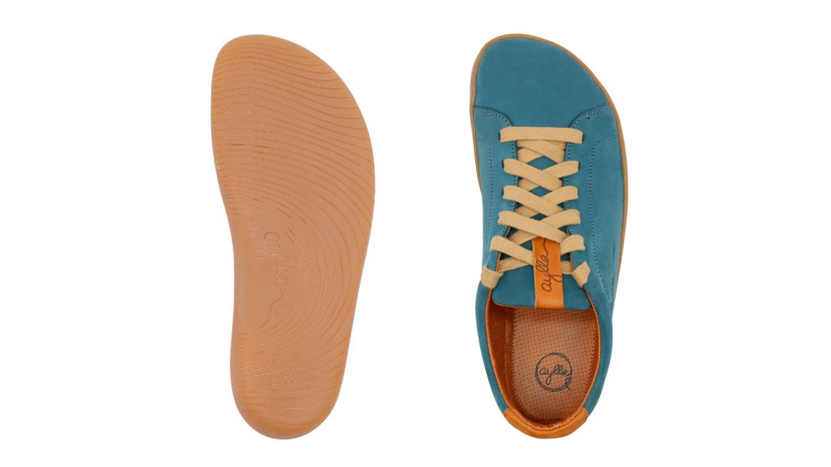Barfußschuh für Erwachsene mit flacher, flexibler Sohle und strukturiertem Profil, Ansicht von unten und oben.