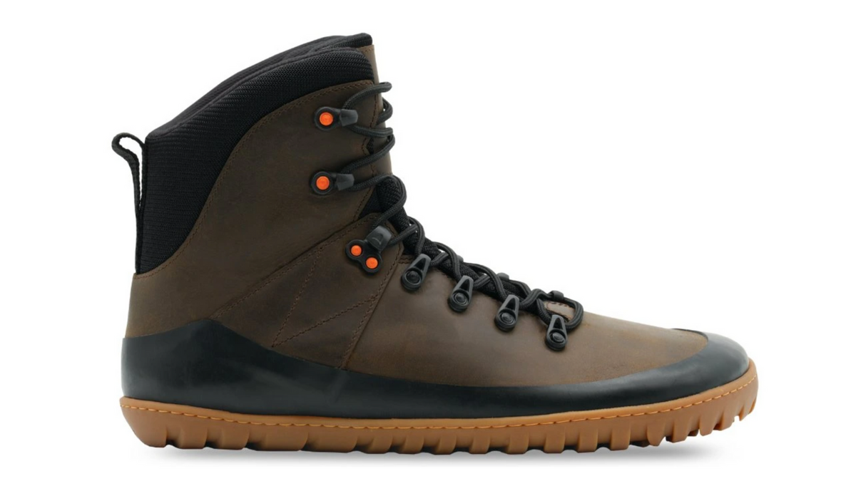 Stiefel, Seitenansicht nach rechts. Mittelhoher Schaft, flexible flache Sohle, Schnürung mit Metallösen, breite Zehenbox.