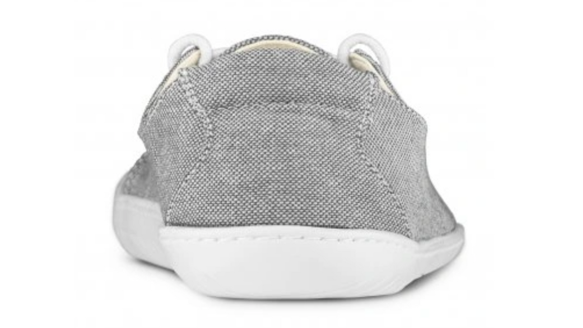 Barfußschuhe , Rückansicht.
Gerade Fersenführung, symmetrische Form, flacher Fersenbereich.