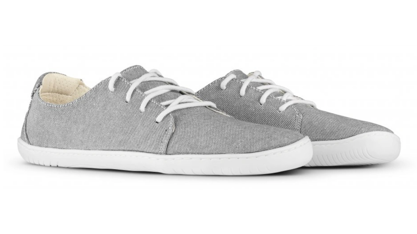 Barfußschuhe als Paar, schräge Seitenansicht nach rechts.
Niedriger Aufbau, gleichmäßige Leistenbreite, flexible Sohle erkennbar.