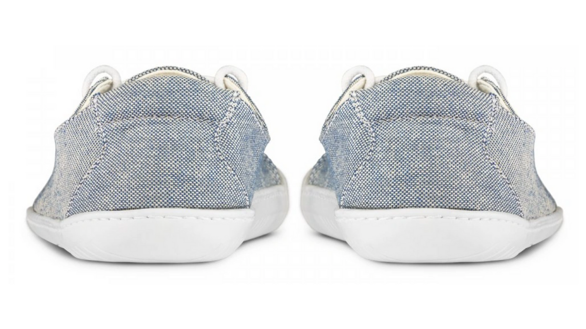 Barfußschuh als Paar, Rückansicht. Geschlossener Fersenbereich, flache Sohle, symmetrische Form.