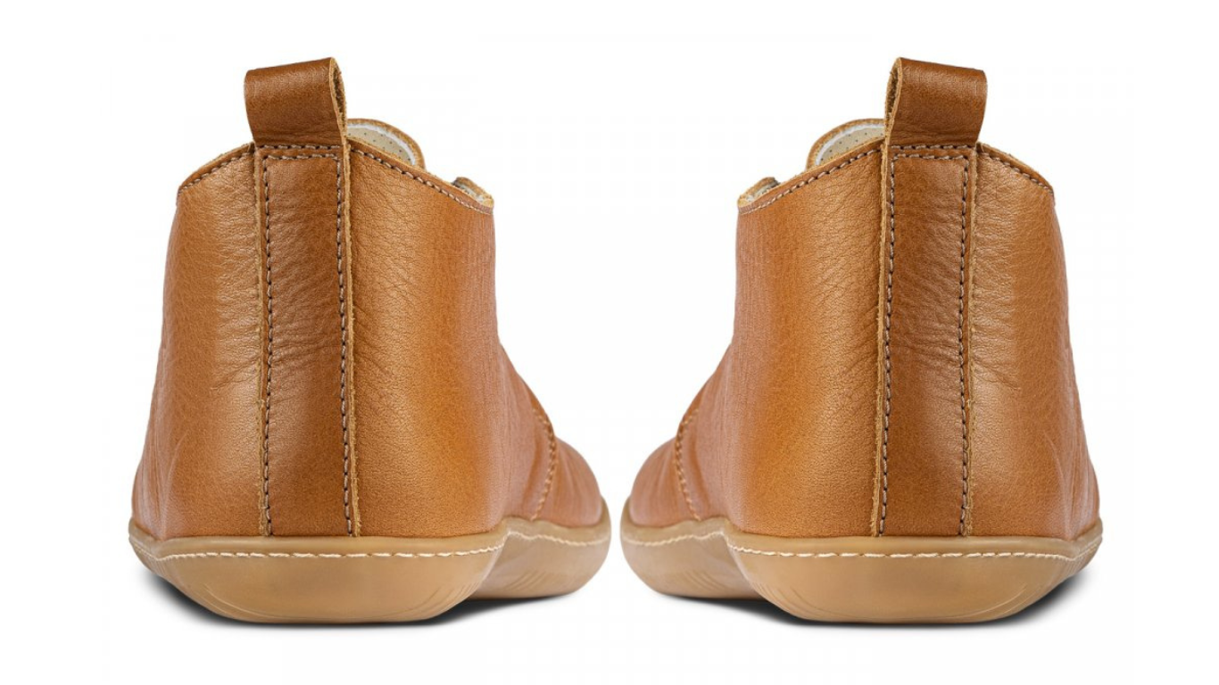 Barfußstiefel als Paar, Rückansicht. Geschlossener Fersenbereich, mittelhoher Schaft, flache Sohle, aufrechte Ausrichtung.