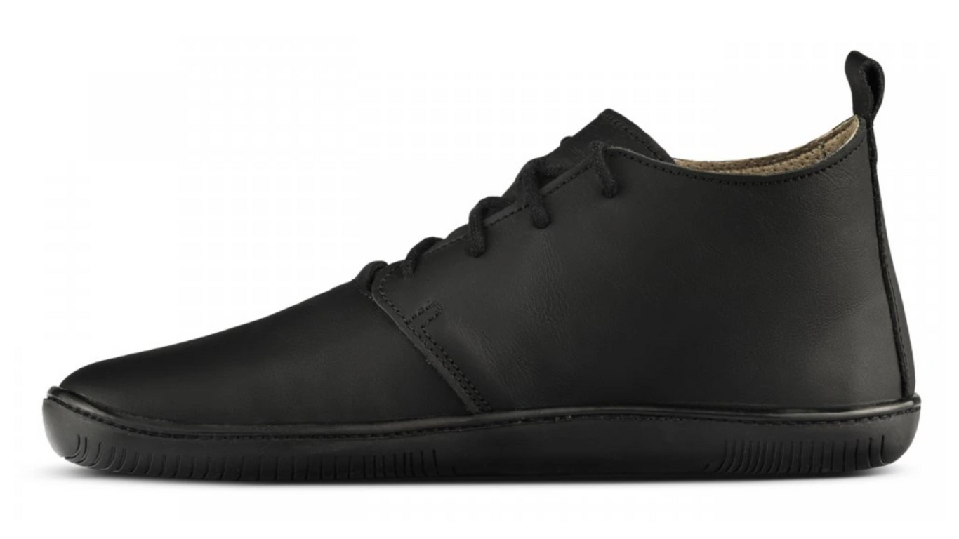 Barfußschuh für Erwachsene mit breiter Zehenbox, geschlossenem Zehenbereich, geschlossener Ferse, Schnürung, flacher flexible Sohle, Seitenansicht innen.