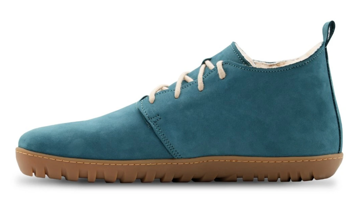 Barfußschuh für Erwachsene mit breiter Zehenbox, geschlossenem Zehenbereich, geschlossener Ferse, Schnürung, flacher flexible Sohle, Seitenansicht innen.