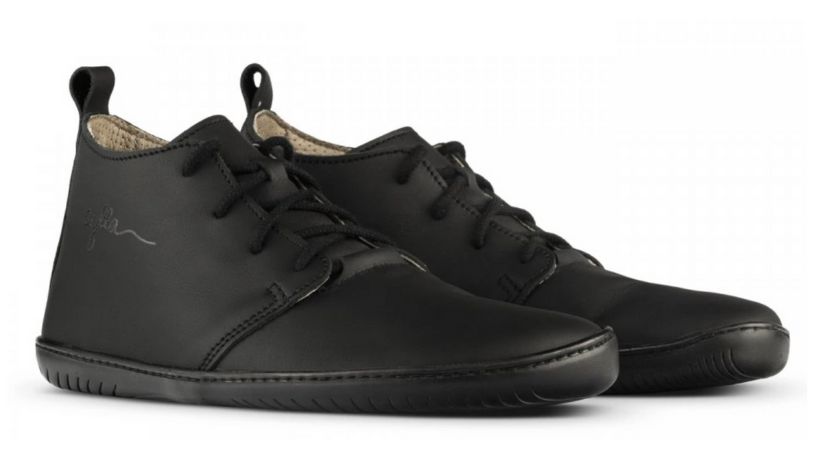 Barfußschuh für Erwachsene als Paar mit breiter Zehenbox, geschlossenem Zehenbereich, geschlossener Ferse, Schnürung, flacher flexible Sohle, schräge Vorderansicht.