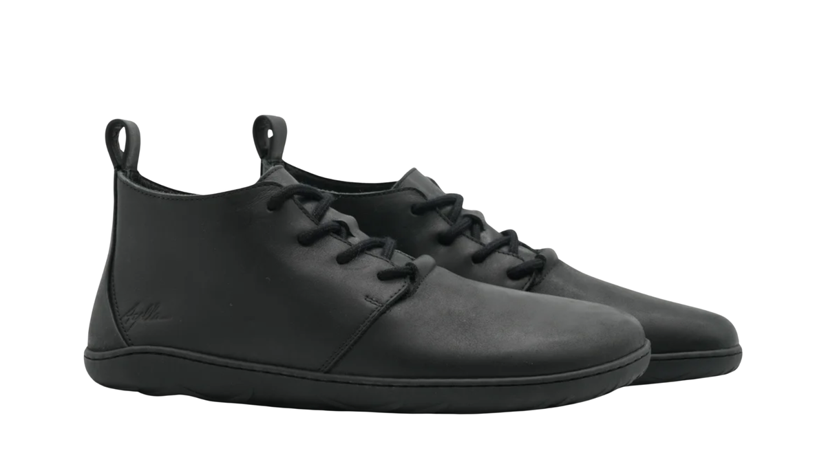 Paar Barfußhalbschuhe für Herren mit Schnürung, breiter Zehenbox, flacher Sohle und Zugschlaufen an der Ferse, schräge Vorderansicht