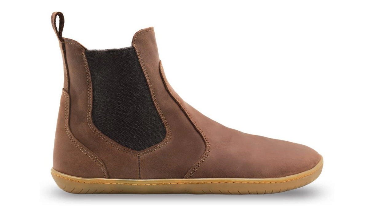 Barfußstiefel, Seitenansicht außen. Knöchelhoch, elastischer Seiteneinsatz, geschlossener Fersenbereich, breite Zehenbox, flache flexible Sohle.
