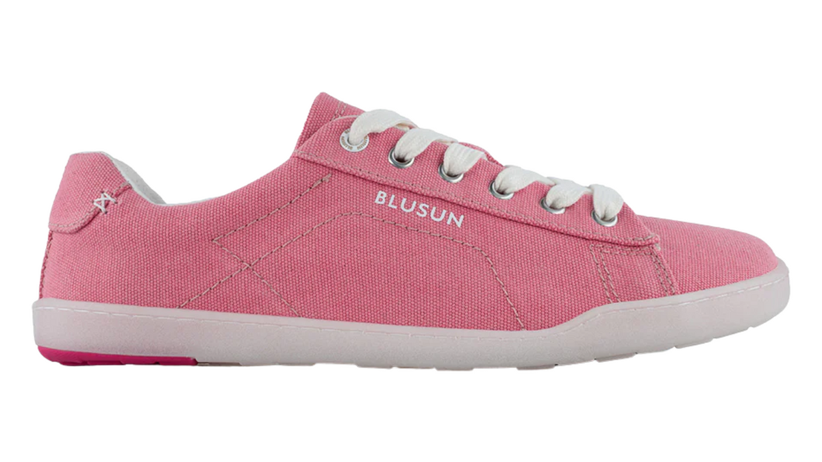 Barfußschuh für Erwachsene mit breiter Zehenbox, geschlossenem Zehenbereich, geschlossener Ferse, Schnürung, flacher flexibler Sohle, Seitenansicht außen.