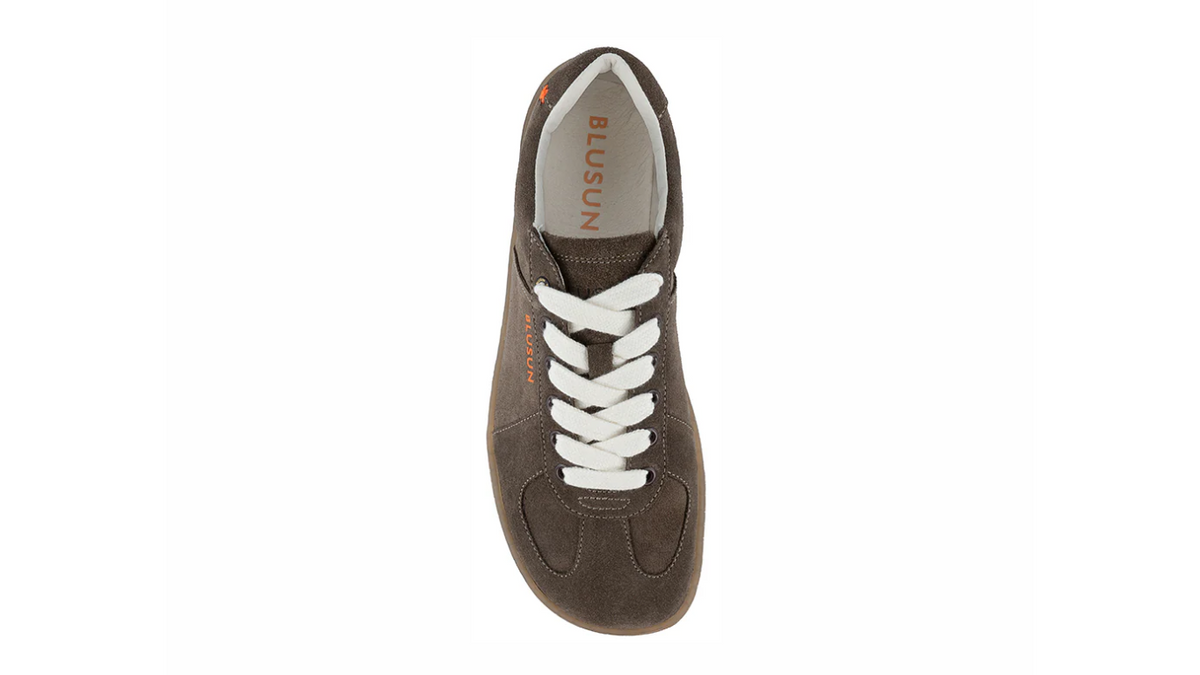 Barfußschuh für Erwachsene als Einzelansicht mit breiter Zehenbox, geschlossenem Zehenbereich, geschlossener Ferse, Schnürung, flacher flexibler Sohle, Draufsicht.