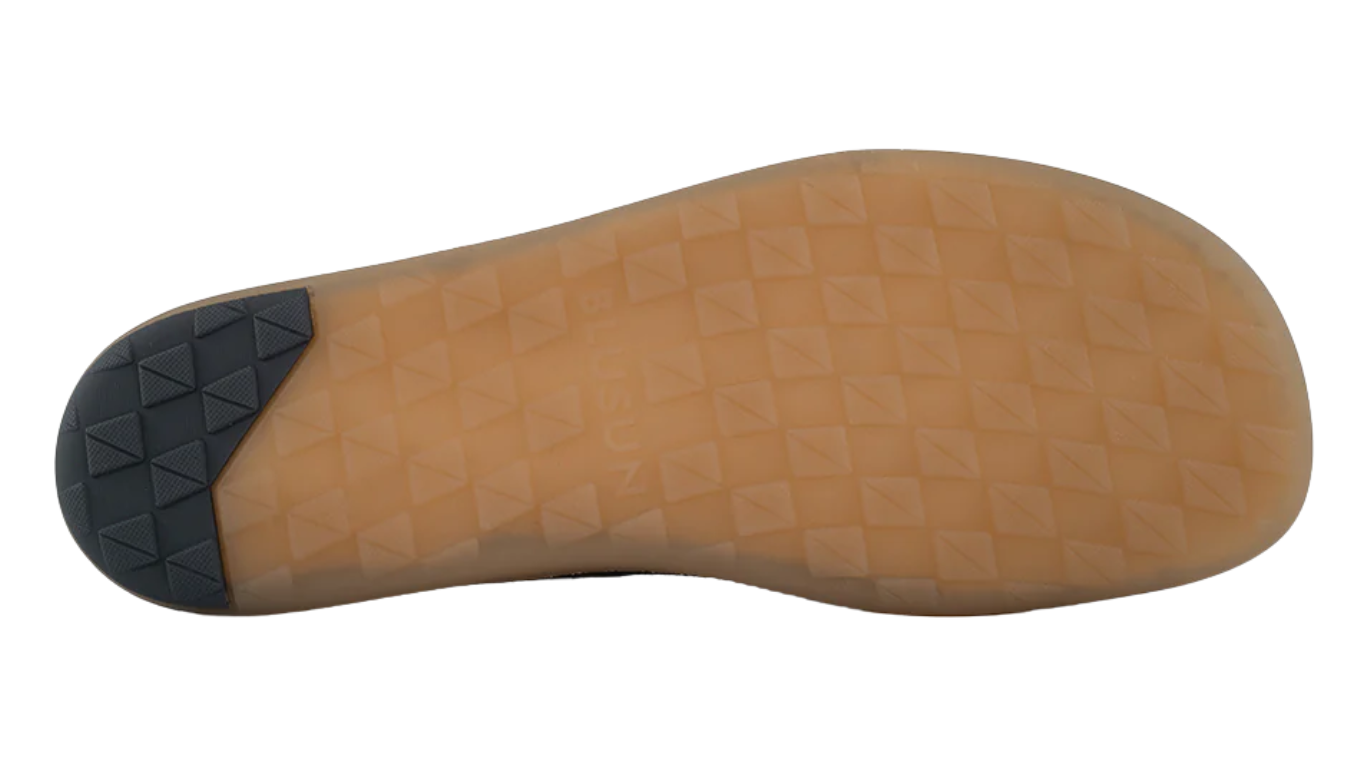 Barfußschuh für Erwachsene mit flacher, flexibler Sohle und strukturiertem Profil, Ansicht von unten.