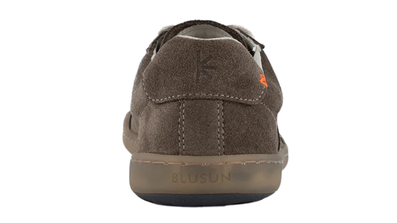 Barfußschuh für Erwachsene mit geschlossener Ferse und flachem Sohlenaufbau, Rückansicht.