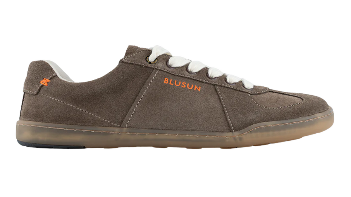 Barfußschuh für Erwachsene mit breiter Zehenbox, geschlossenem Zehenbereich, geschlossener Ferse, Schnürung, flacher flexibler Sohle, Seitenansicht außen.
