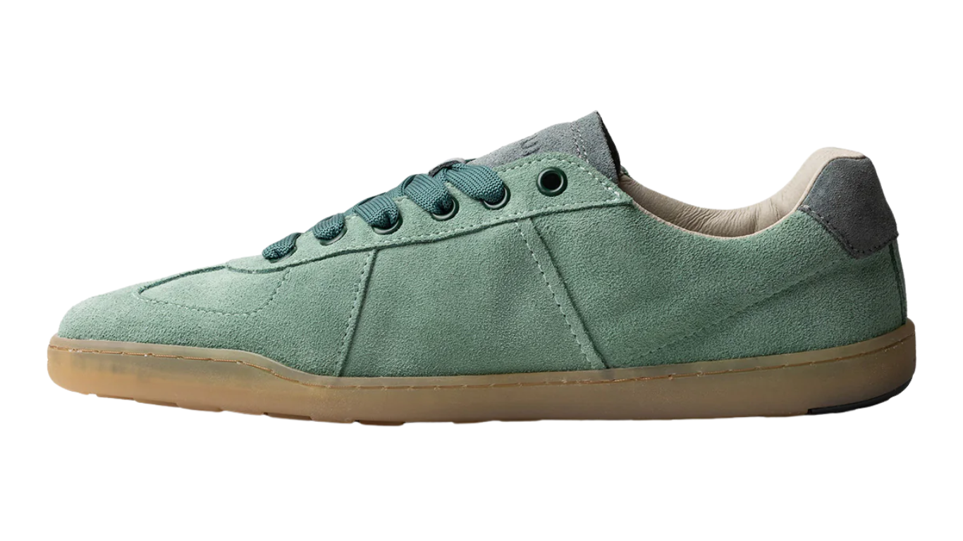 Barfußschuh für Erwachsene mit breiter Zehenbox, geschlossenem Zehenbereich, geschlossener Ferse, Schnürung, flacher flexibler Sohle, Seitenansicht innen.