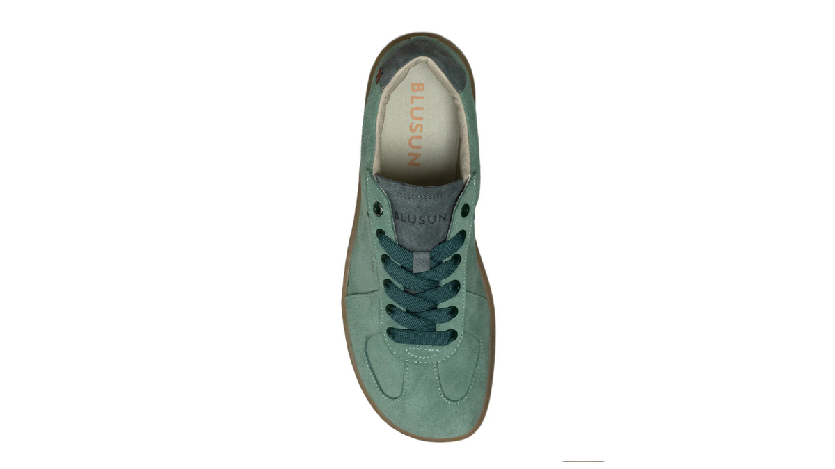 Barfußschuh für Erwachsene als Einzelansicht mit breiter Zehenbox, geschlossenem Zehenbereich, geschlossener Ferse, Schnürung, flacher flexibler Sohle, Draufsicht.
