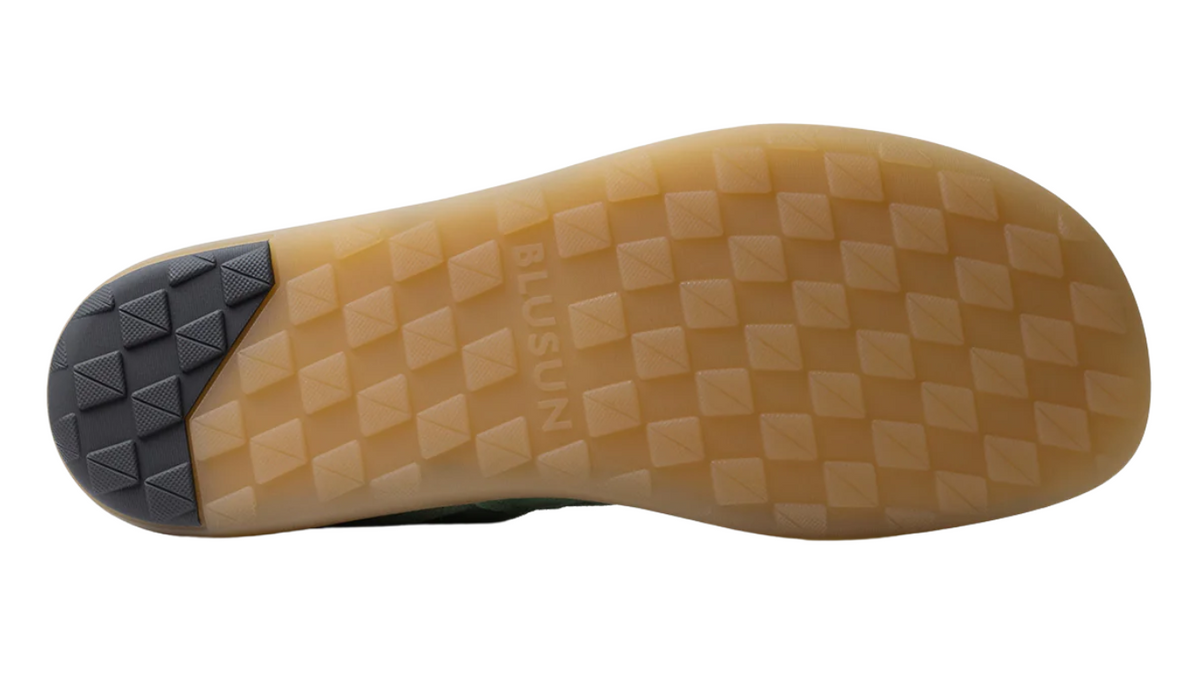 Barfußschuh für Erwachsene mit flacher, flexibler Sohle und strukturiertem Profil, Ansicht von unten.