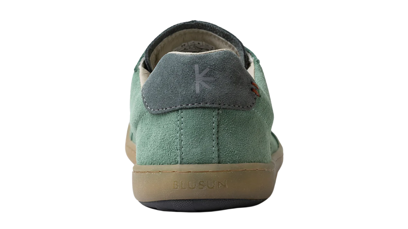 Barfußschuh für Erwachsene mit geschlossener Ferse und flachem Sohlenaufbau, Rückansicht.