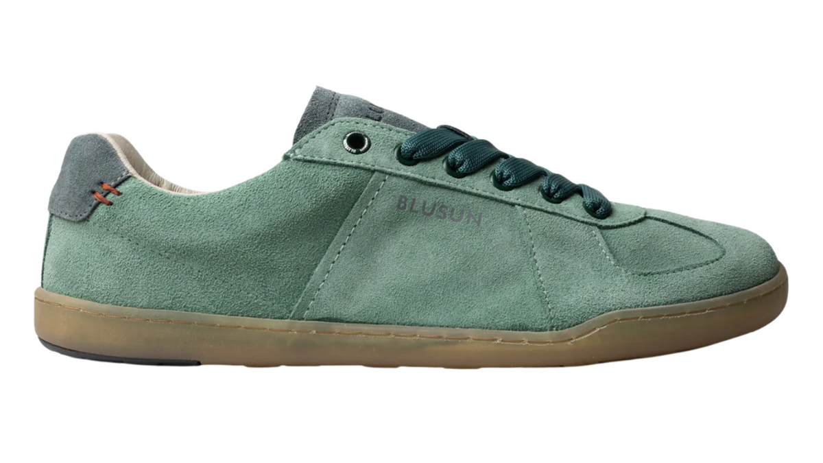 Barfußschuh für Erwachsene mit breiter Zehenbox, geschlossenem Zehenbereich, geschlossener Ferse, Schnürung, flacher flexibler Sohle, Seitenansicht außen.