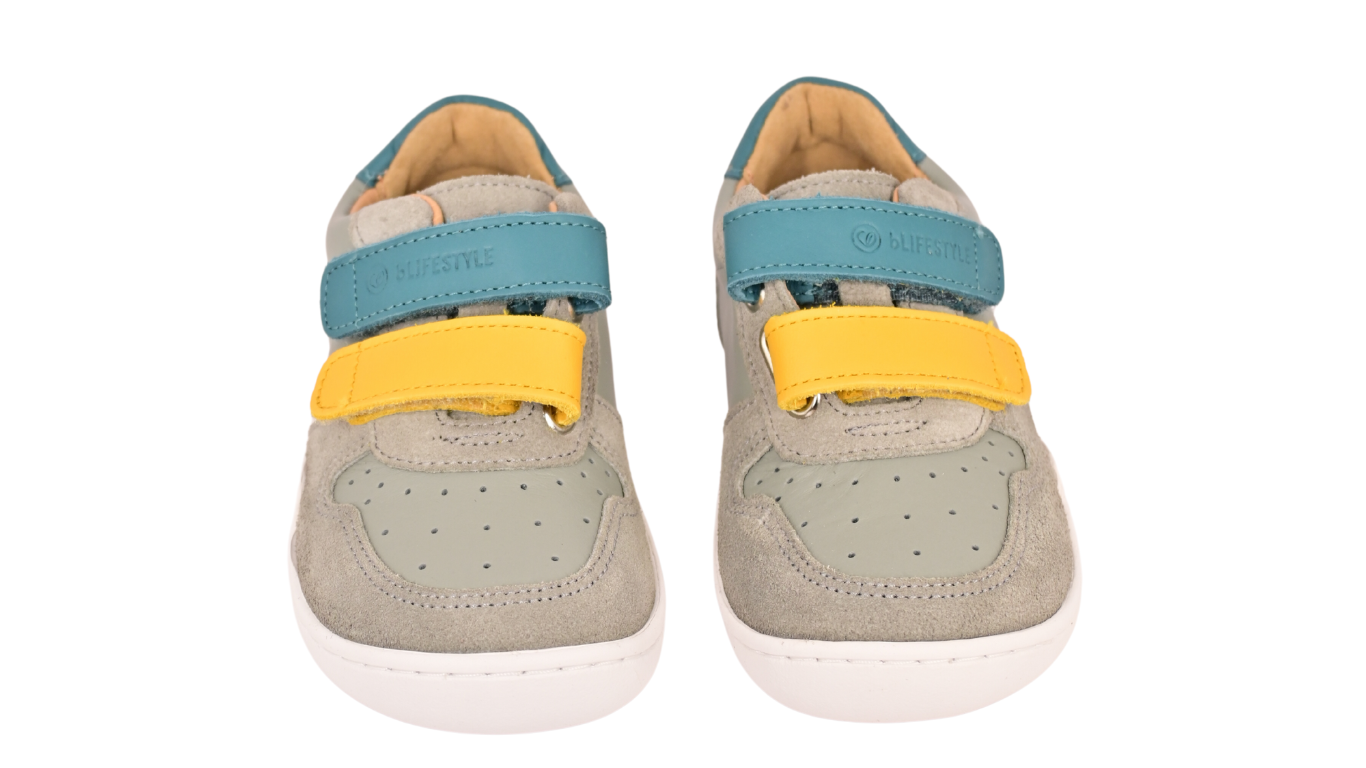 Kinder Barfußhalbschuh als Paar mit breiter Zehenbox, Klettverschlüssen, geschlossenen Zehen, geschlossener Ferse, Draufsicht.