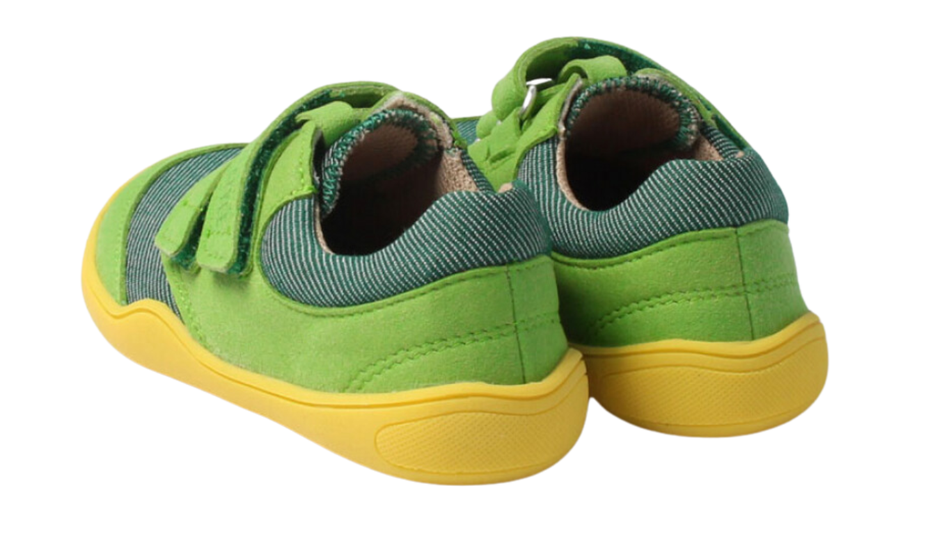 Barfußhalbschuh für Kinder mit breiter Zehenbox, Klettverschluss, geschlossene Zehen, geschlossener Fersenbereich, Rückansicht