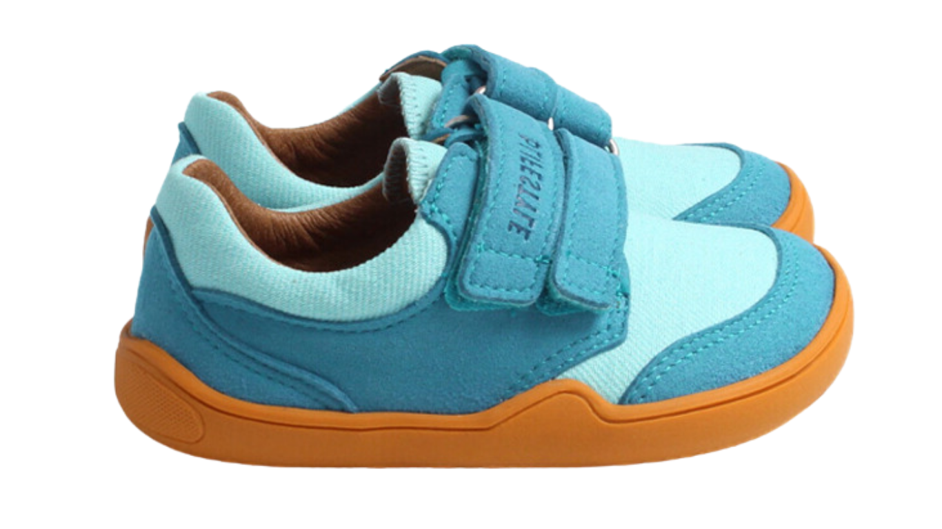 Barfußschuh für Kinder mit breiter Zehenbox, flexibler Sohle und Klettverschluss, geschlossene Zehen und geschlossener Fersenbereich, schräge Vorderansicht.