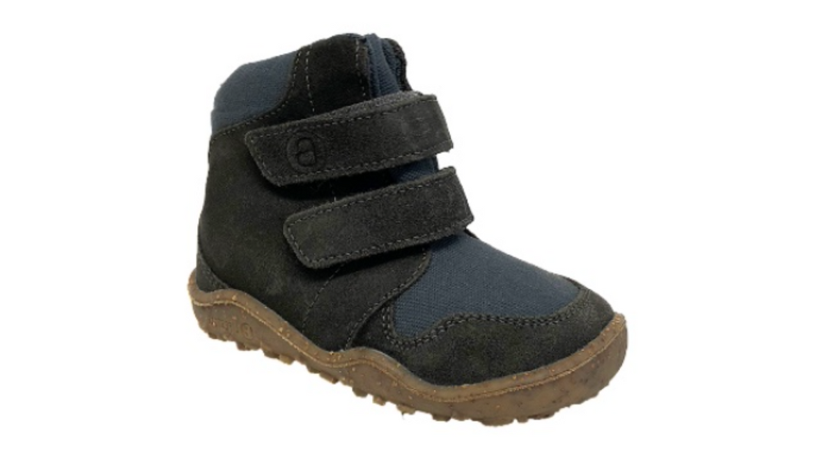 Barfußwinterstiefel für Kinder mit breiter Zehenbox, Klettverschluss, geschlossener Zehenpartie und geschlossener Ferse, schräge Vorderansicht.