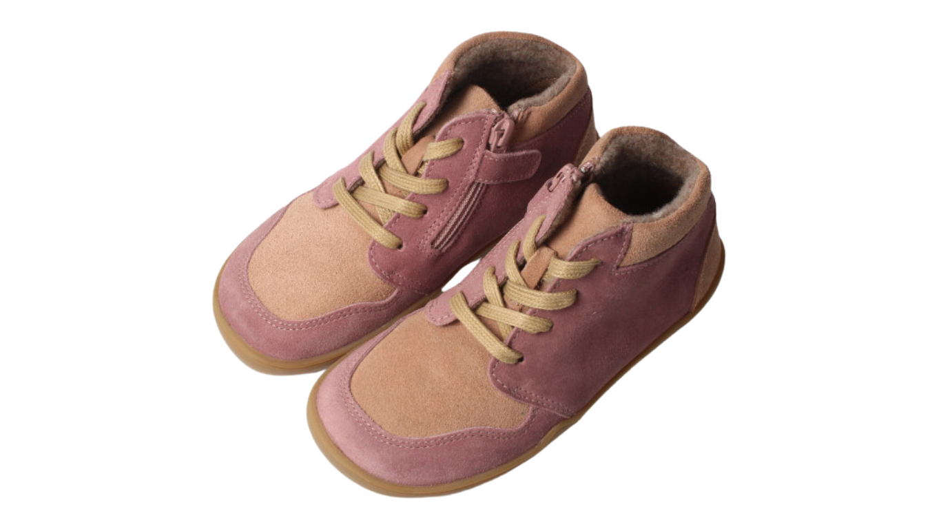 Knöchelhoher Barfußschuh für Kinder mit breiter Zehenbox, Schnürung, geschlossene Zehen, geschlossener Fersenbereich, schräge Vorderansicht als Paar