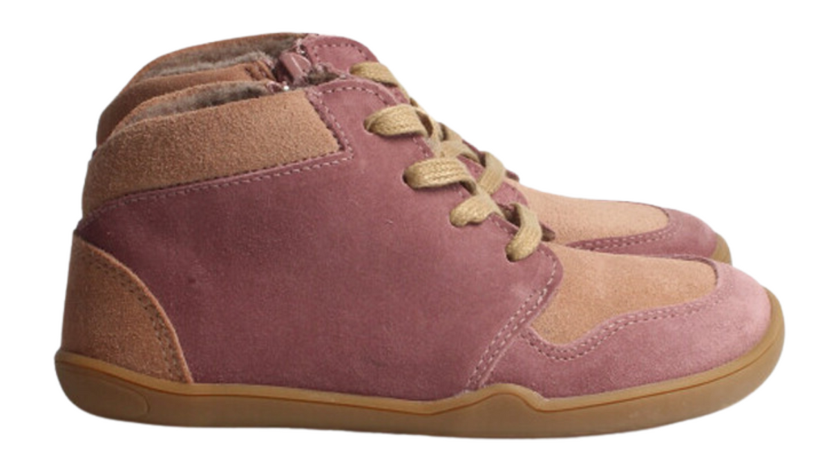 Knöchelhoher Barfußschuh für Kinder mit breiter Zehenbox, Schnürung, geschlossene Zehen, geschlossener Fersenbereich, Seitenansicht außen