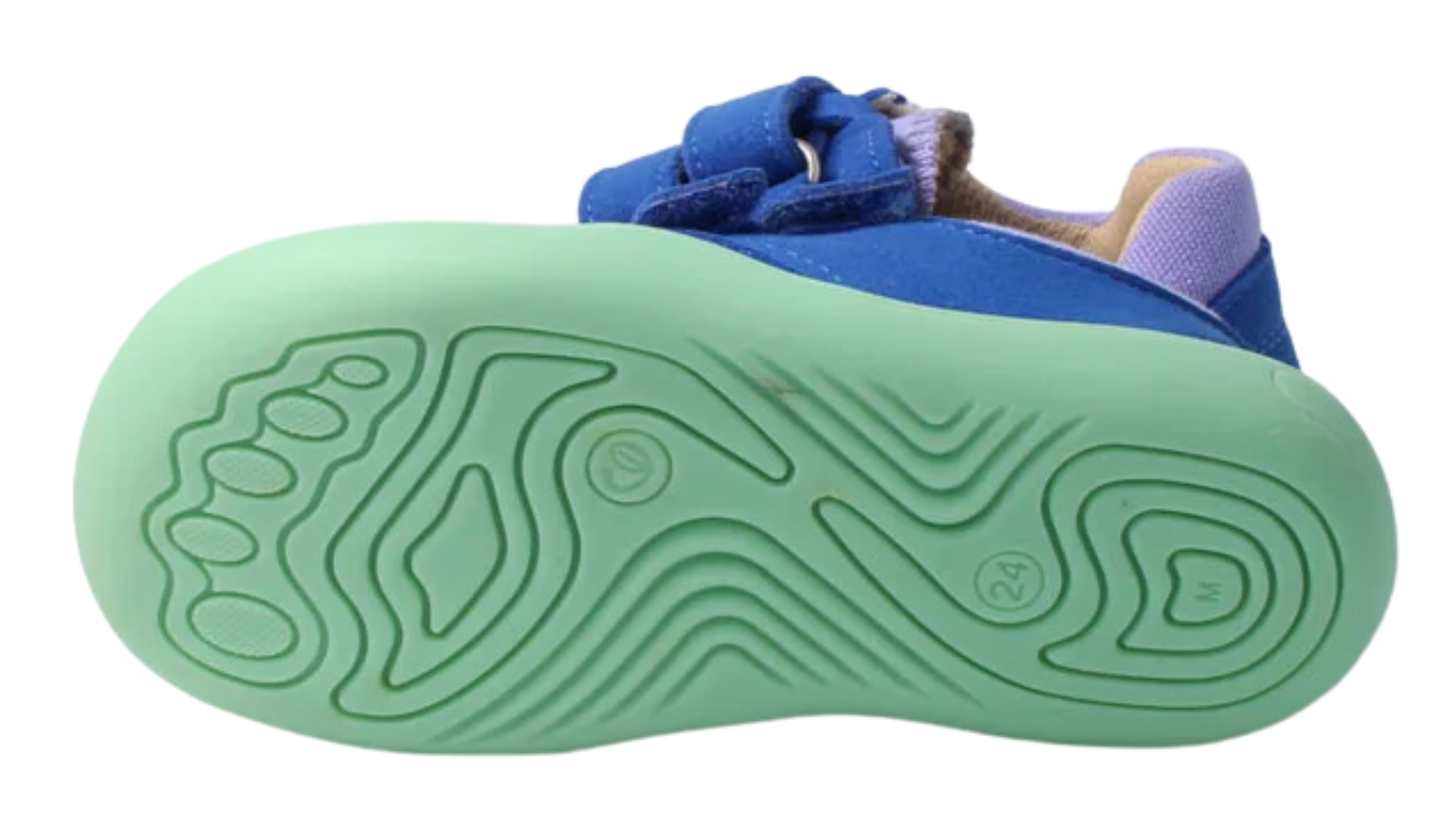 Kinder-Barfußhalbschuh mit flexibler Sohle, geschlossene Zehen und geschlossene Ferse, Ansicht von unten.