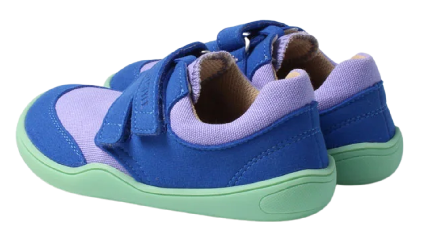 Kinder-Barfußhalbschuh mit breiter Zehenbox, flexibler Sohle und Klettverschluss, geschlossene Zehen und geschlossene Ferse, Seitenansicht außen