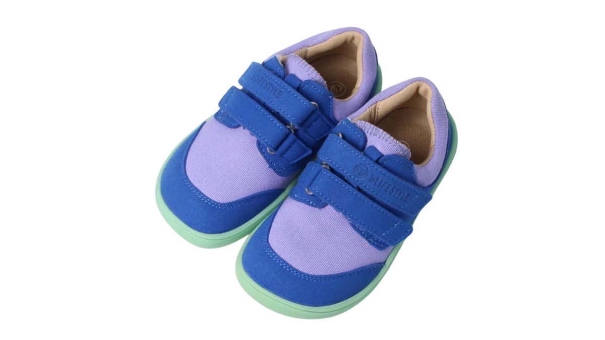 Kinder-Barfußhalbschuh als Paar mit Klettverschluss, geschlossene Zehen und geschlossene Ferse, Draufsicht.