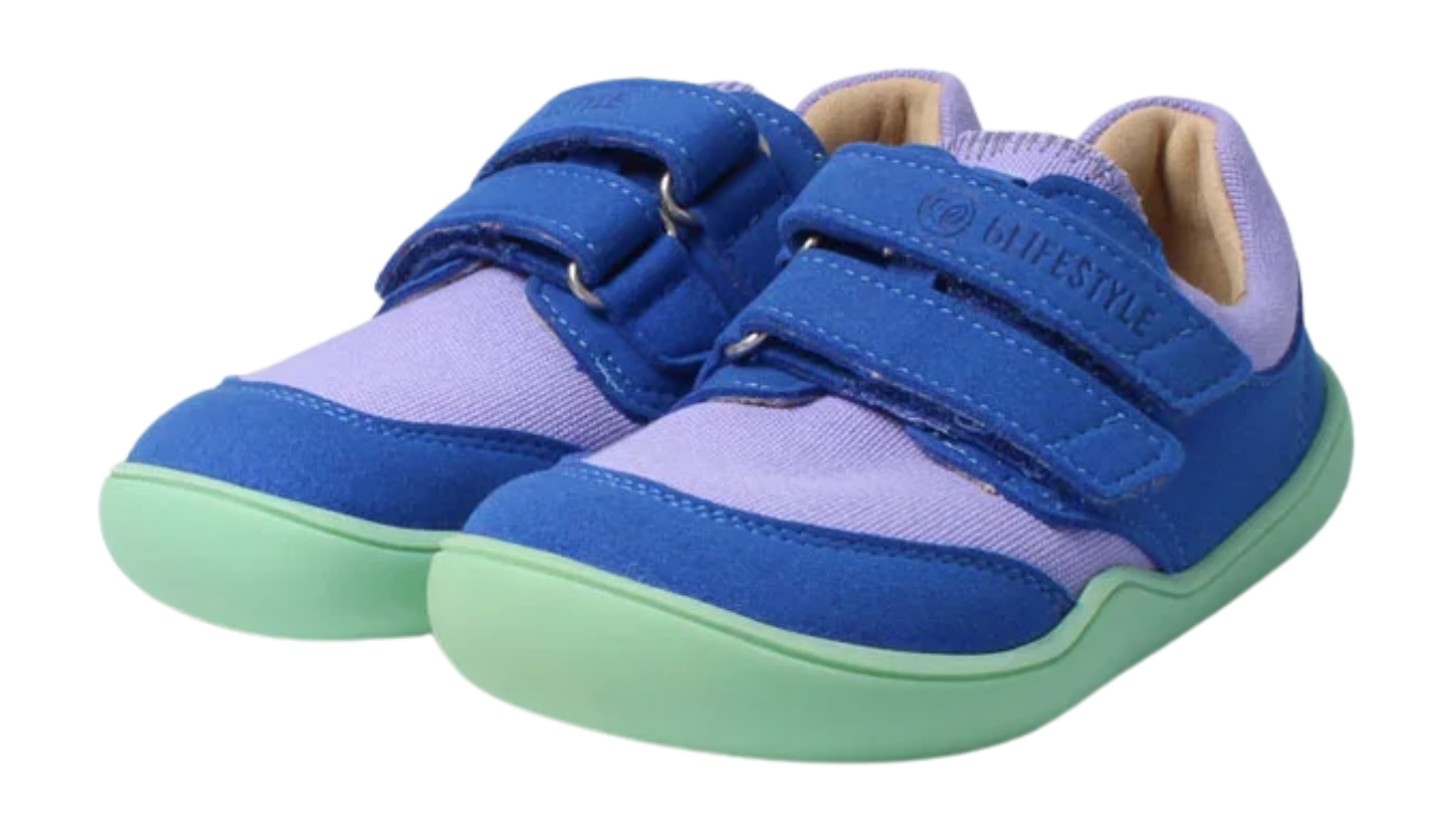 Kinder-Barfußhalbschuh als Paar mit breiter Zehenbox, flexibler Sohle und Klettverschluss, geschlossene Zehen und geschlossene Ferse, schräge Vorderansicht.