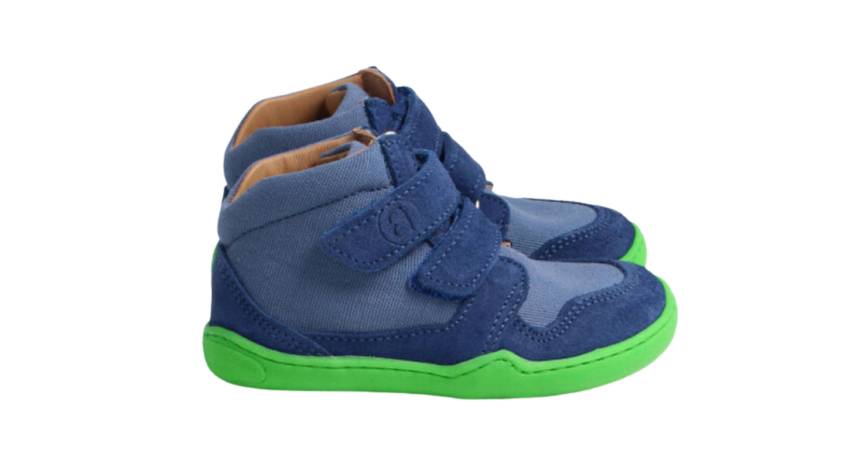 Barfußschuh für Kinder mit breiter Zehenbox, flexibler Sohle und Klettverschluss, knöchelhoch, Seitenansicht außen.