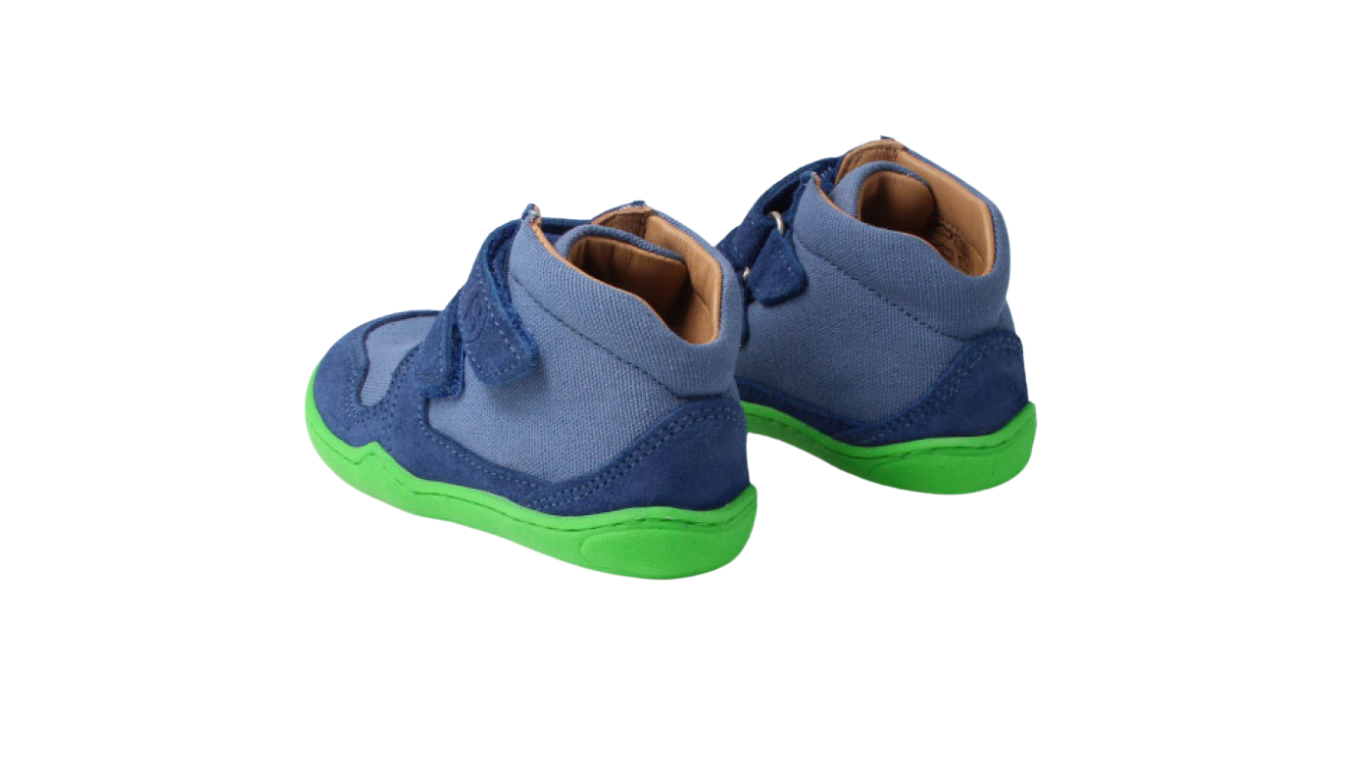 Barfußschuh für Kinder mit breiter Zehenbox und Klettverschluss, knöchelhoch, Rückansicht als Paar.