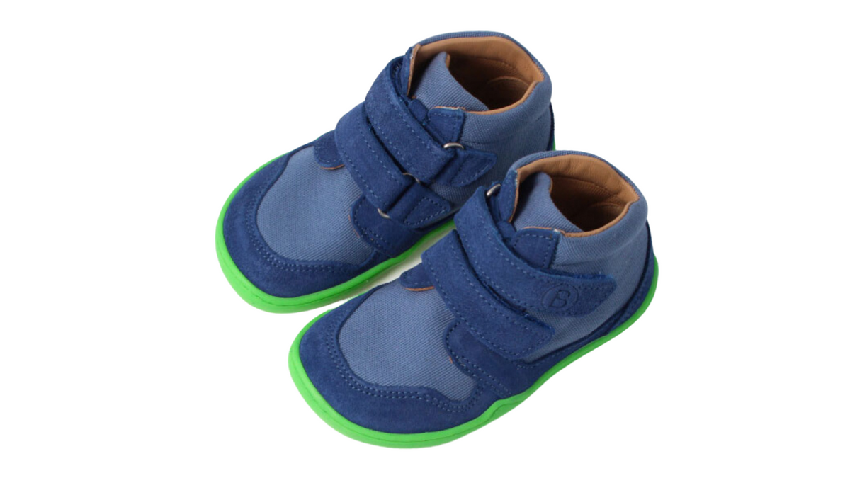 Barfußschuh für Kinder mit breiter Zehenbox und Klettverschluss, knöchelhoch, schräge Vorderansicht als Paar