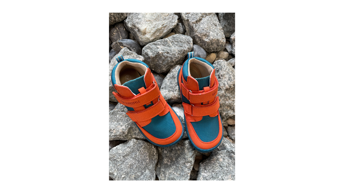 Knöchelhoher Barfußschuh für Kinder mit breiter Zehenbox, Klettverschluss, geschlossene Zehen, geschlossener Fersenbereich, Draufsicht als Paar