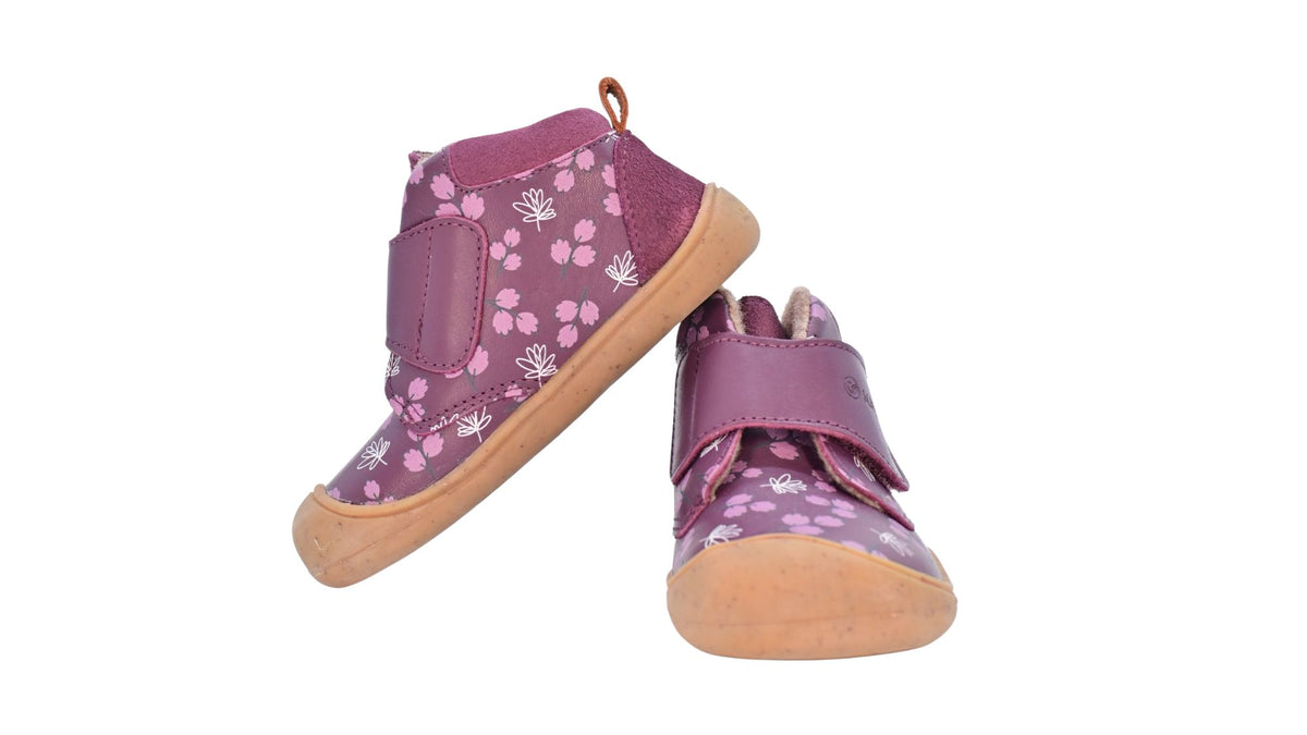 Knöchelhoher Barfußschuh für Kinder mit breiter Zehenbox, Klettverschluss, geschlossene Zehen, geschlossener Fersenbereich, schräge Vorderansicht als Paar