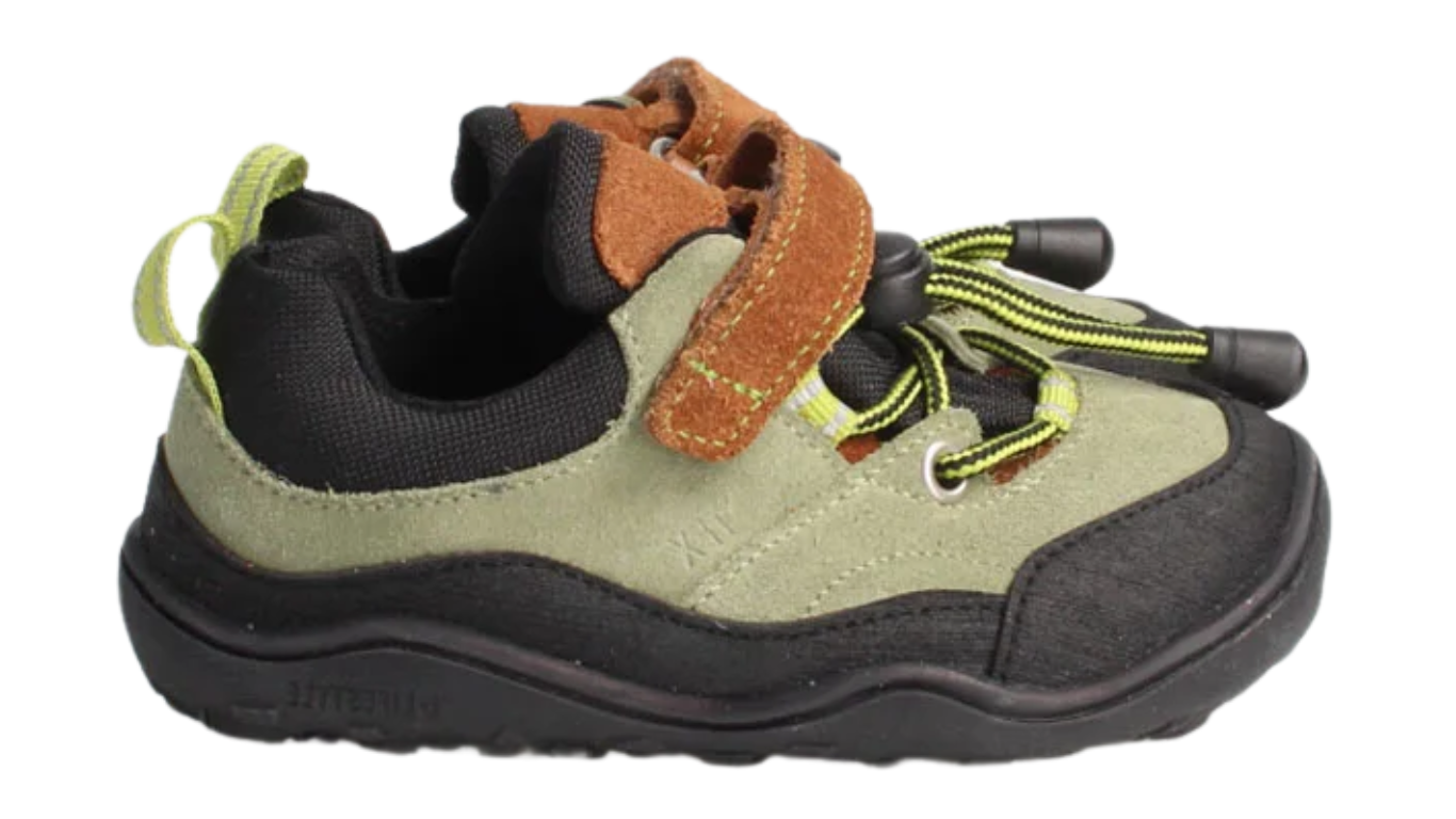 Kinder Barfußhalbschuh mit breiter Zehenbox, flexibler Sohle, Klettverschluss und Schnürung, geschlossene Zehen und Ferse, Seitenansicht außen.