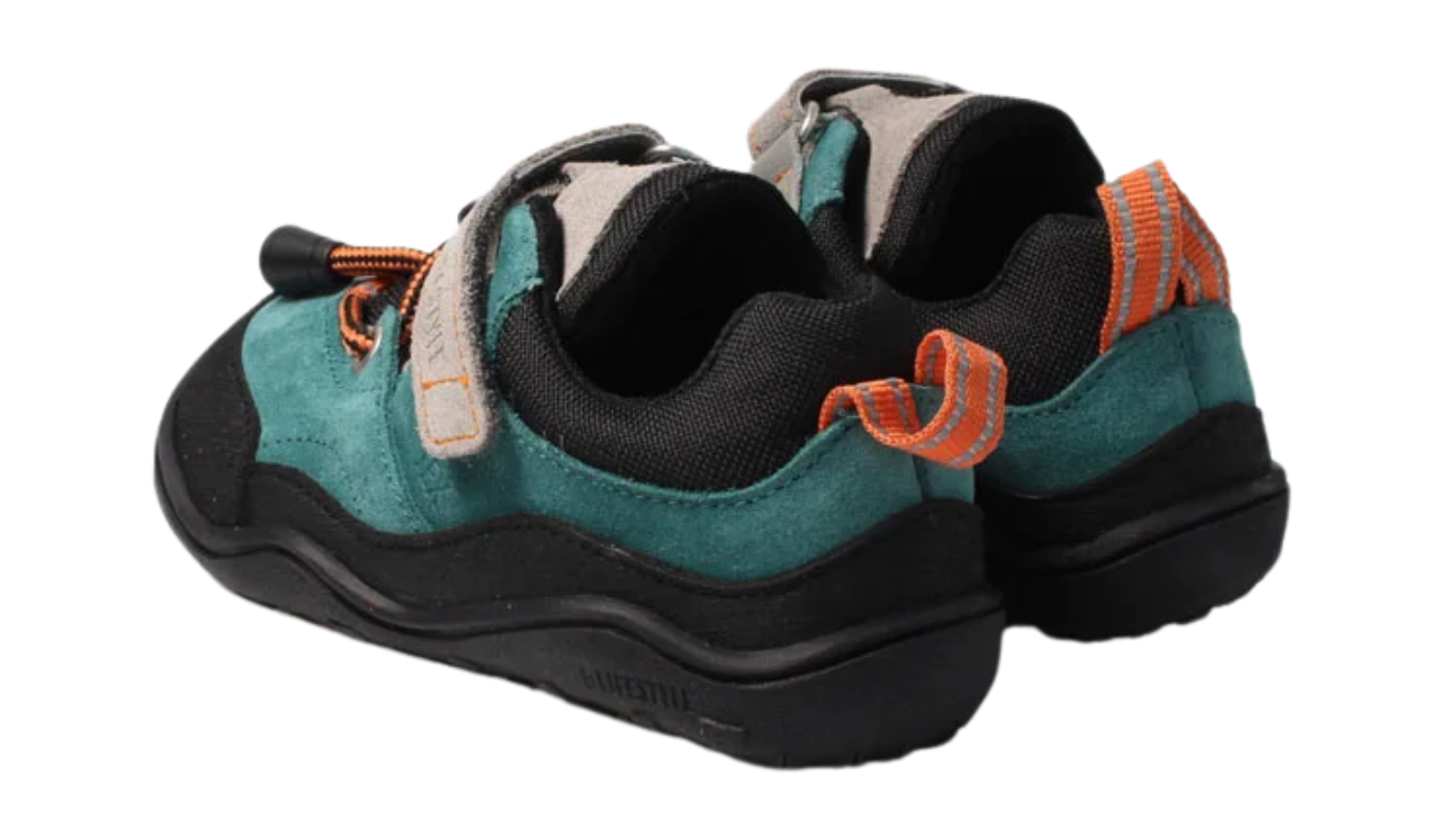 Kinder Barfußhalbschuh als Paar mit Klettverschluss und Schnürung, geschlossene Zehen und Ferse, Rückansicht.